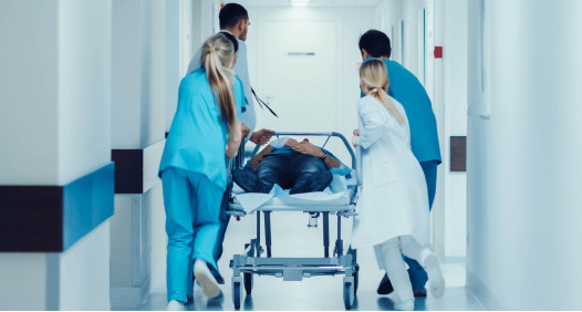 camilleros por un hospital