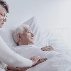 persona mayor en la cama