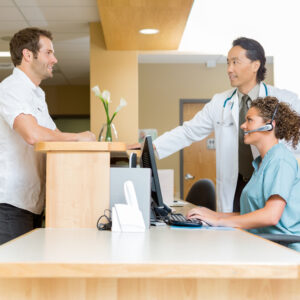 Profesional recepcionista de hospitales y policlínicas
