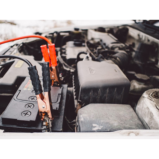 Emagister suma a su oferta de cursos de alta interactividad y flexibilidad de plataforma, el programa en Técnicas Básicas de Electricidad de Vehículos, impartido por CEE Centro Europeo E-learning. Obtén la titulación oficial que combina los conocimientos de todos los aspectos relacionados con la electricidad del vehículo, el cual te permitirá complementar tus conocimientos de electromecánica adquiriendo conocimientos específicos sobre electricidad en la automoción. Conocerás desde el cálculo de unidades, magnitudes, aparatos de medida, baterías, cargadores, sistemas de arranque y bujías. Técnicas Básicas de Electricidad de Vehículos